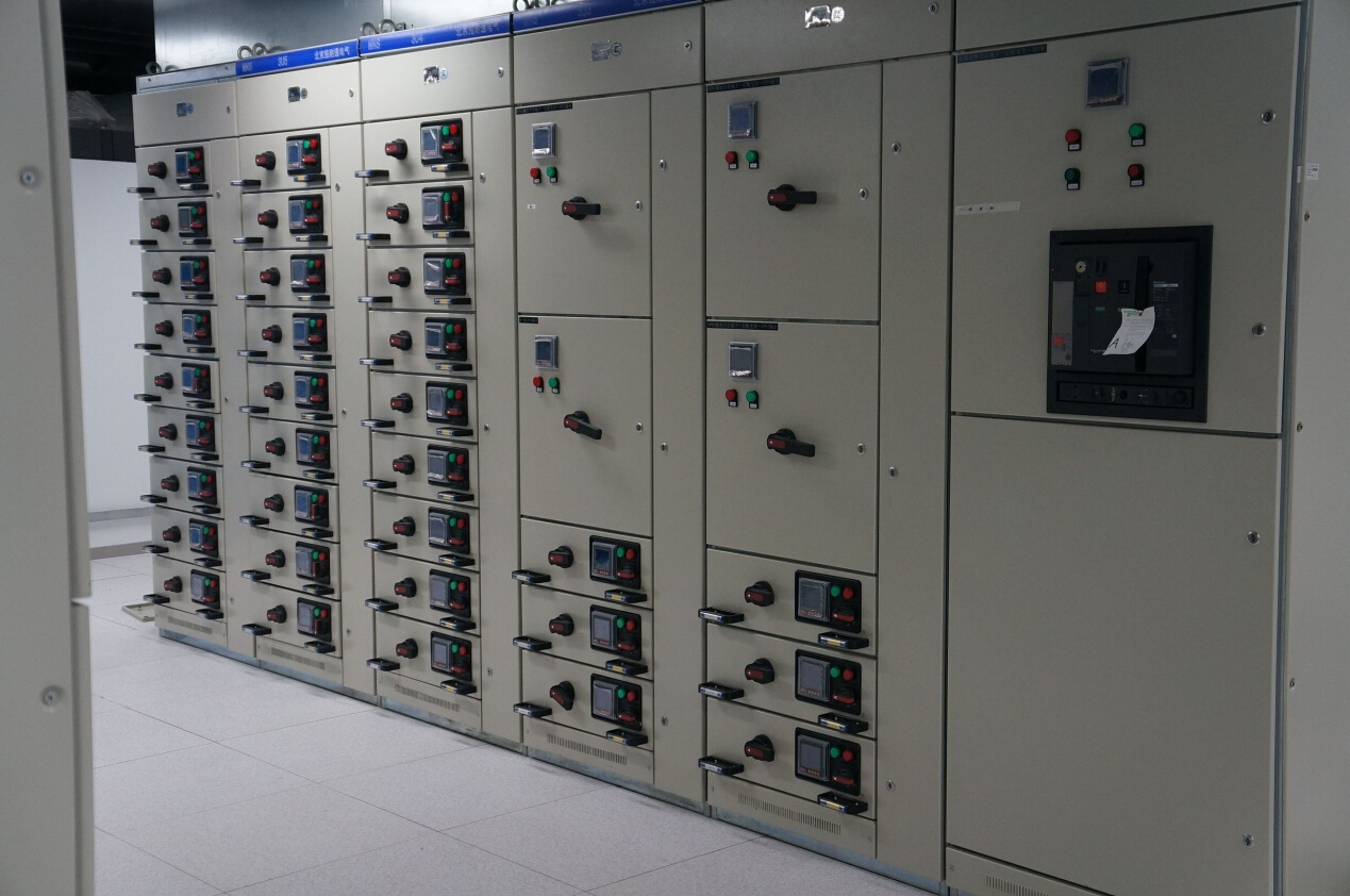 采用雙路市電、UPS、確保機房設(shè)備穩(wěn)定運行